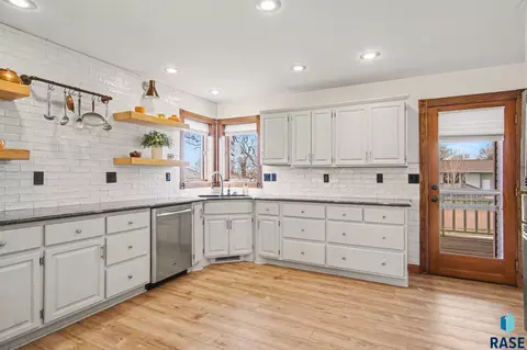 Kitchen - 220 S Lincoln St, Lennox, SD 57039 photo 4 of 6
