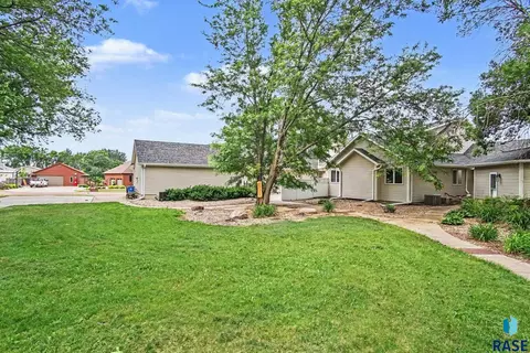 Exterior - 220 S Lincoln St, Lennox, SD 57039 photo 4 of 7
