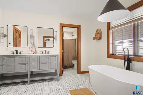 Bath - 220 S Lincoln St, Lennox, SD 57039 photo 1 of 12