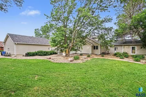 Exterior - 220 S Lincoln St, Lennox, SD 57039 photo 5 of 7