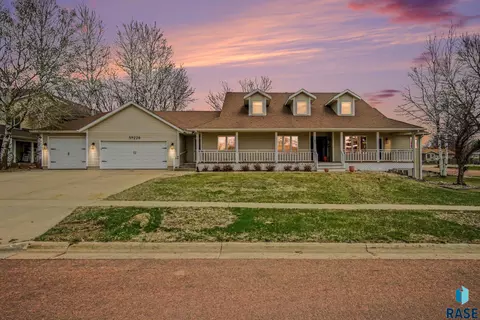 220 S Lincoln St, Lennox, SD 57039