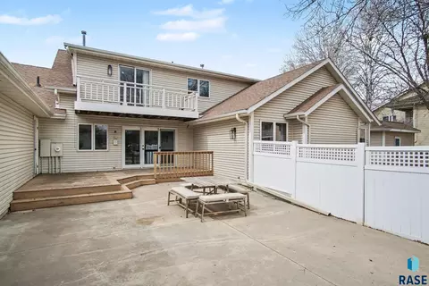 Exterior - 220 S Lincoln St, Lennox, SD 57039 photo 4 of 5