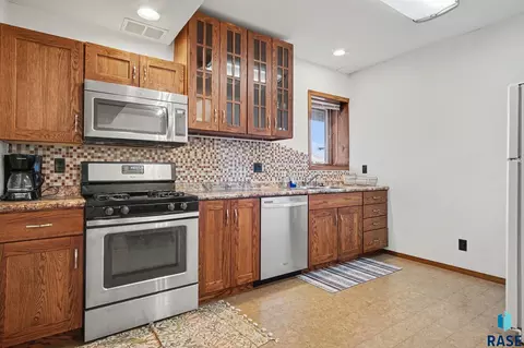 Kitchen - 220 S Lincoln St, Lennox, SD 57039 photo 5 of 6