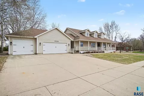 Exterior - 220 S Lincoln St, Lennox, SD 57039 photo 5 of 5