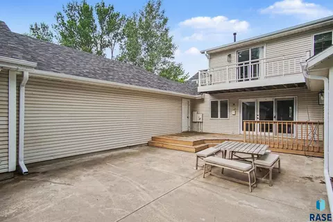 Exterior - 220 S Lincoln St, Lennox, SD 57039 photo 7 of 7
