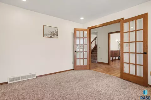 Entry Way - 220 S Lincoln St, Lennox, SD 57039 photo 2 of 5