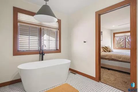 Bath - 220 S Lincoln St, Lennox, SD 57039 photo 9 of 12