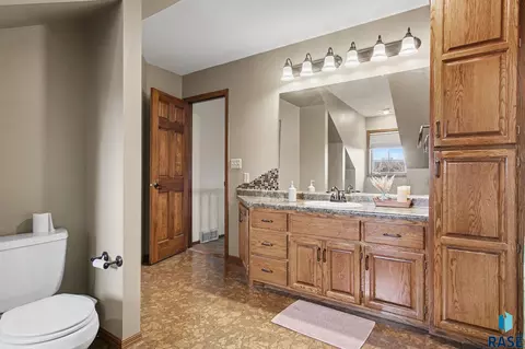 Bath - 220 S Lincoln St, Lennox, SD 57039 photo 5 of 12