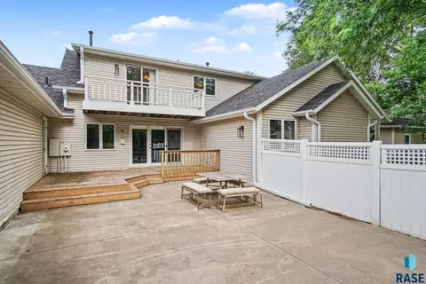 Exterior - 220 S Lincoln St, Lennox, SD 57039 photo 6 of 7