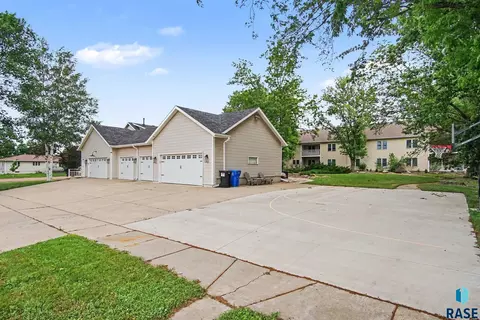 Exterior - 220 S Lincoln St, Lennox, SD 57039 photo 3 of 7