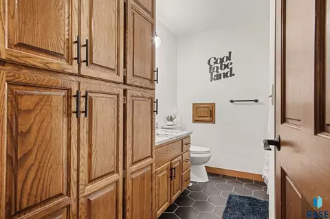 Bath - 220 S Lincoln St, Lennox, SD 57039 photo 4 of 12