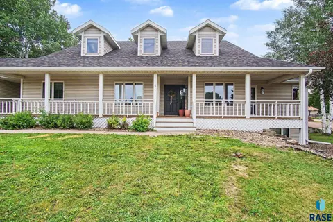Exterior - 220 S Lincoln St, Lennox, SD 57039 photo 1 of 7