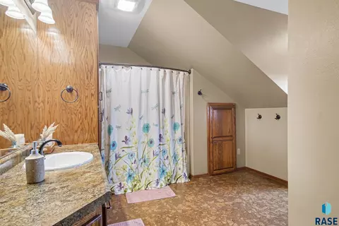 Bath - 220 S Lincoln St, Lennox, SD 57039 photo 7 of 12
