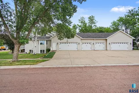 Exterior - 220 S Lincoln St, Lennox, SD 57039 photo 2 of 7