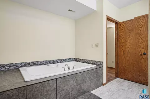 Bath - 220 S Lincoln St, Lennox, SD 57039 photo 3 of 12