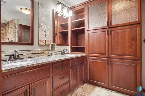 Bath - 220 S Lincoln St, Lennox, SD 57039 photo 6 of 12