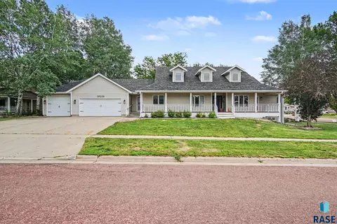 220 S Lincoln St, Lennox, SD 57039
