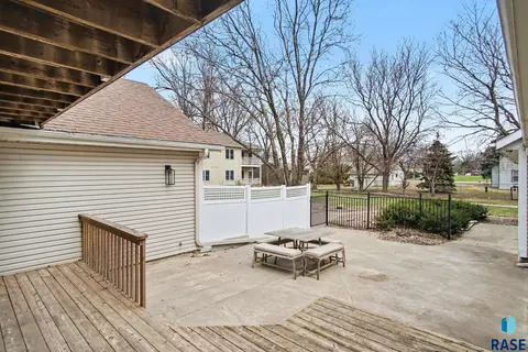 Exterior - 220 S Lincoln St, Lennox, SD 57039 photo 3 of 5