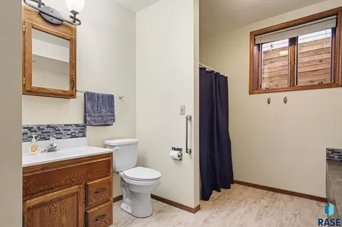 Bath - 220 S Lincoln St, Lennox, SD 57039 photo 2 of 12