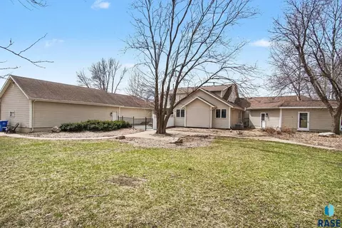 Exterior - 220 S Lincoln St, Lennox, SD 57039 photo 2 of 5