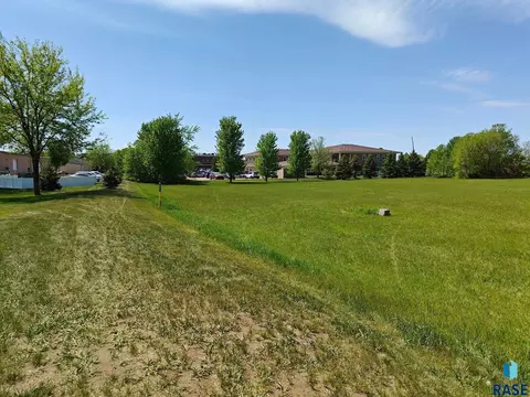 1300 W 51 St, Sioux Falls, SD 57105