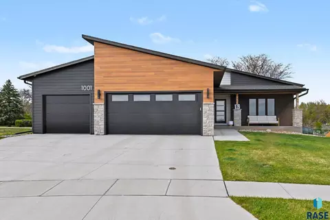1001 S Moonlight Cir, Brandon, SD 57005