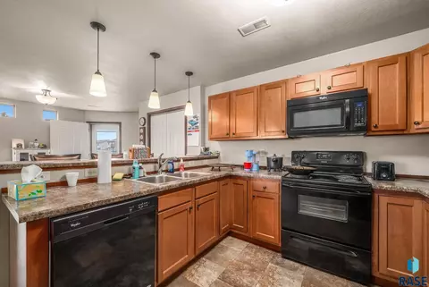 Kitchen - 101 107 Denver Pl, Tea, SD 57064 photo 5 of 7