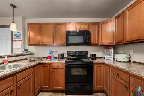 Kitchen - 101 107 Denver Pl, Tea, SD 57064 photo 3 of 7