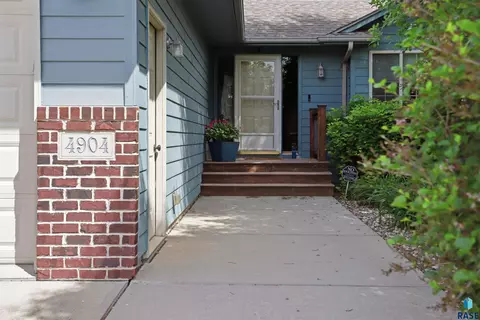 4904 E Tiger Lilly St, Sioux Falls, SD 57110
