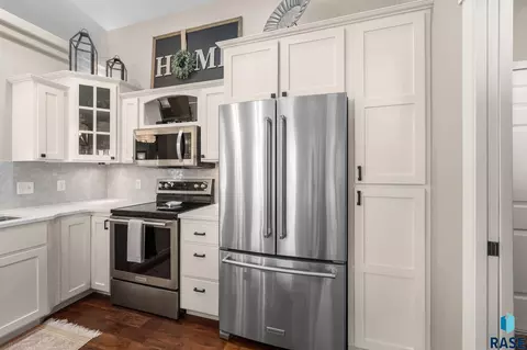 Kitchen - 46650 Dakota St, Tea, SD 57064 photo 2 of 5