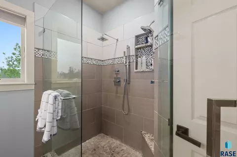 Bath - 46650 Dakota St, Tea, SD 57064 photo 2 of 6