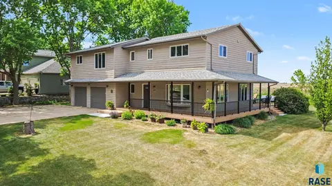 404 Cedar Ct, Madison, SD 57042