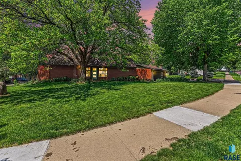 1700 E Otonka Trl, Sioux Falls, SD 57103