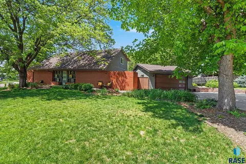 1700 E Otonka Trl, Sioux Falls, SD 57103