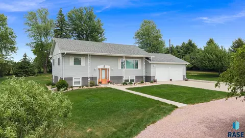 Exterior - 924 Dows St, Garretson, SD 57030 photo 2 of 2