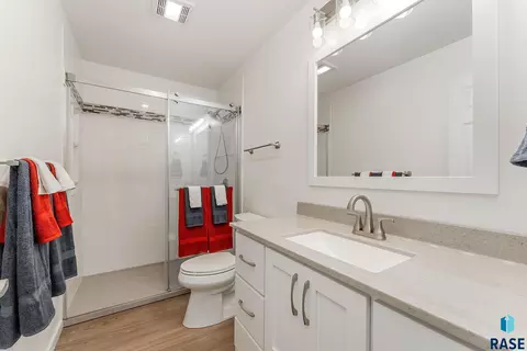 Bath - 924 Dows St, Garretson, SD 57030 photo 1 of 2