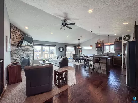 Living - 25785 Frederick Cir, Renner, SD 57055 photo 4 of 8