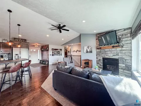 Living - 25785 Frederick Cir, Renner, SD 57055 photo 3 of 8