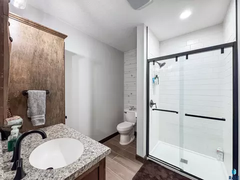 Bath - 25785 Frederick Cir, Renner, SD 57055 photo 5 of 7