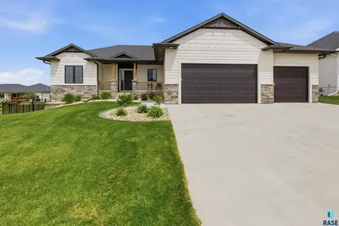 2504 S Galena Ct, Sioux Falls, SD 57110