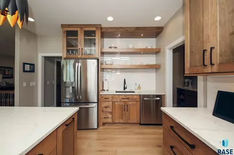 Kitchen - 6704 E Spitfire Cir, Sioux Falls, SD 57110 photo 3 of 8