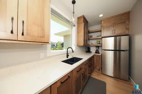 Kitchen - 6704 E Spitfire Cir, Sioux Falls, SD 57110 photo 6 of 8