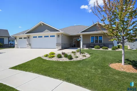 6704 E Spitfire Cir, Sioux Falls, SD 57110