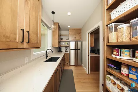Kitchen - 6704 E Spitfire Cir, Sioux Falls, SD 57110 photo 7 of 8