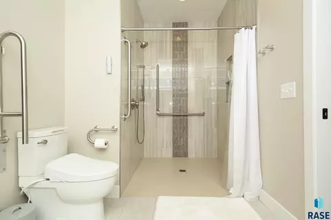Bath - 6704 E Spitfire Cir, Sioux Falls, SD 57110 photo 2 of 4