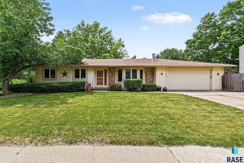 5833 W King Arthur Dr, Sioux Falls, SD 57106