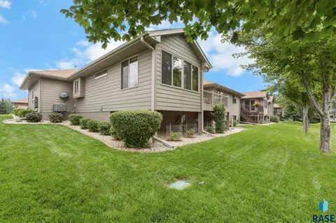 Exterior - 3738 E Fox Run Pl, Sioux Falls, SD 57103 photo 6 of 8