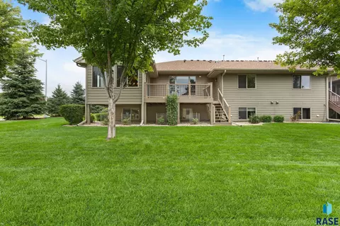 Exterior - 3738 E Fox Run Pl, Sioux Falls, SD 57103 photo 5 of 8