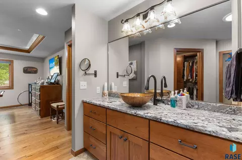 Bath - 3738 E Fox Run Pl, Sioux Falls, SD 57103 photo 2 of 6