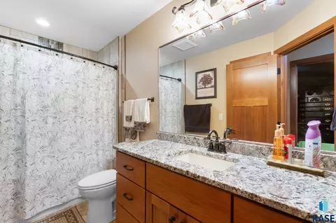 Bath - 3738 E Fox Run Pl, Sioux Falls, SD 57103 photo 4 of 6
